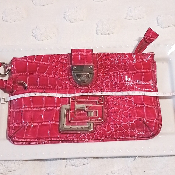 Awsome Vintage Hot Pink Guess Clutch/Wristlet 🌺 - Picture 8 of 9